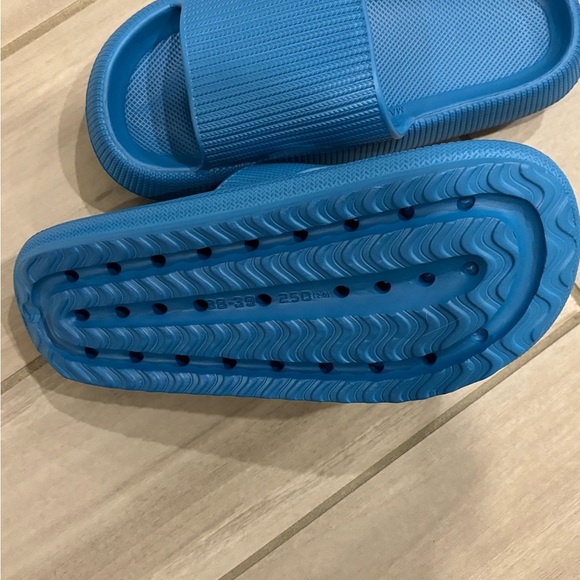 Women's Vibrant Blue Slide Slippers - Picture 3 of 5